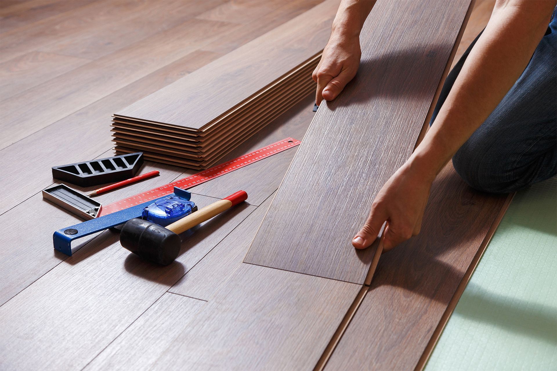 installing hardwood floor