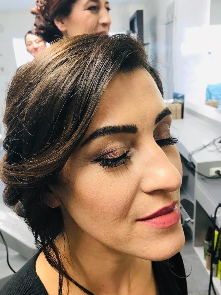 Eine Frau lässt sich in einem Salon die Haare machen.