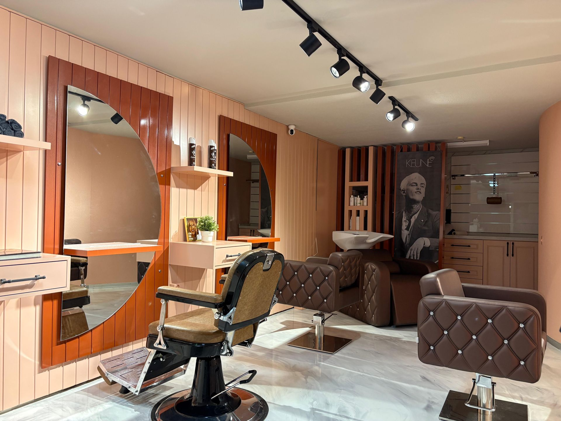 Künstlerische Darstellung eines Friseursalons mit Regalen voller Haarprodukte.