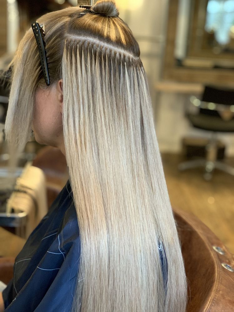 Eine Frau lässt sich in einem Salon die Haare machen.