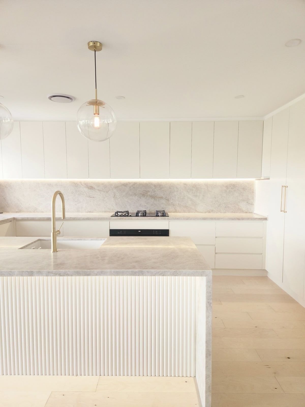 Bright Minimalist White Kitchen With Island, Marble Backsplash — Reynolds Built In Moffat Beach, QLD