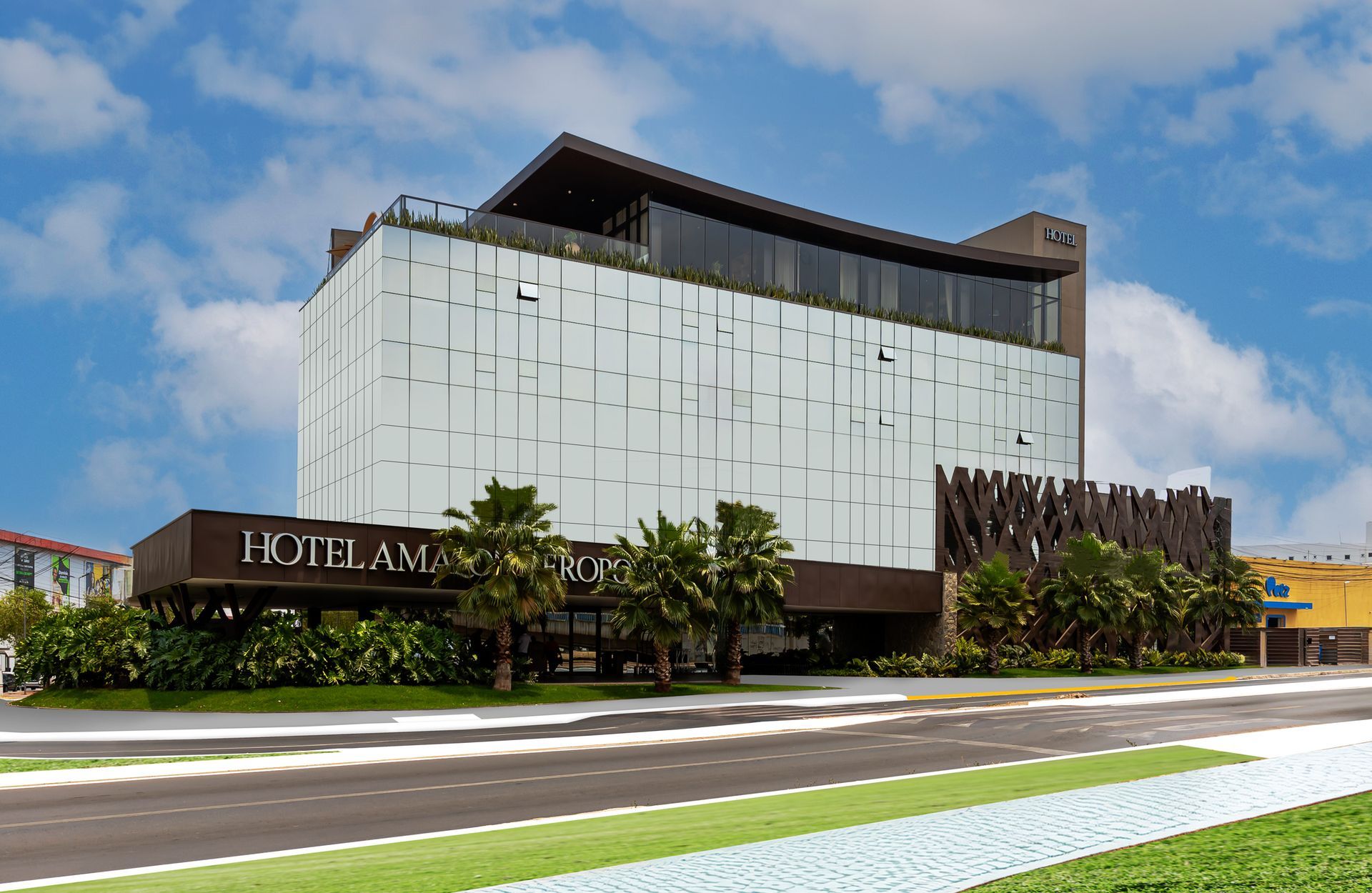Hotel moderno com fachada de vidro, placa com a inscrição 