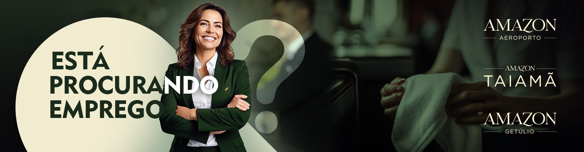 Uma mulher de terno verde está parada em frente a um ponto de interrogação.