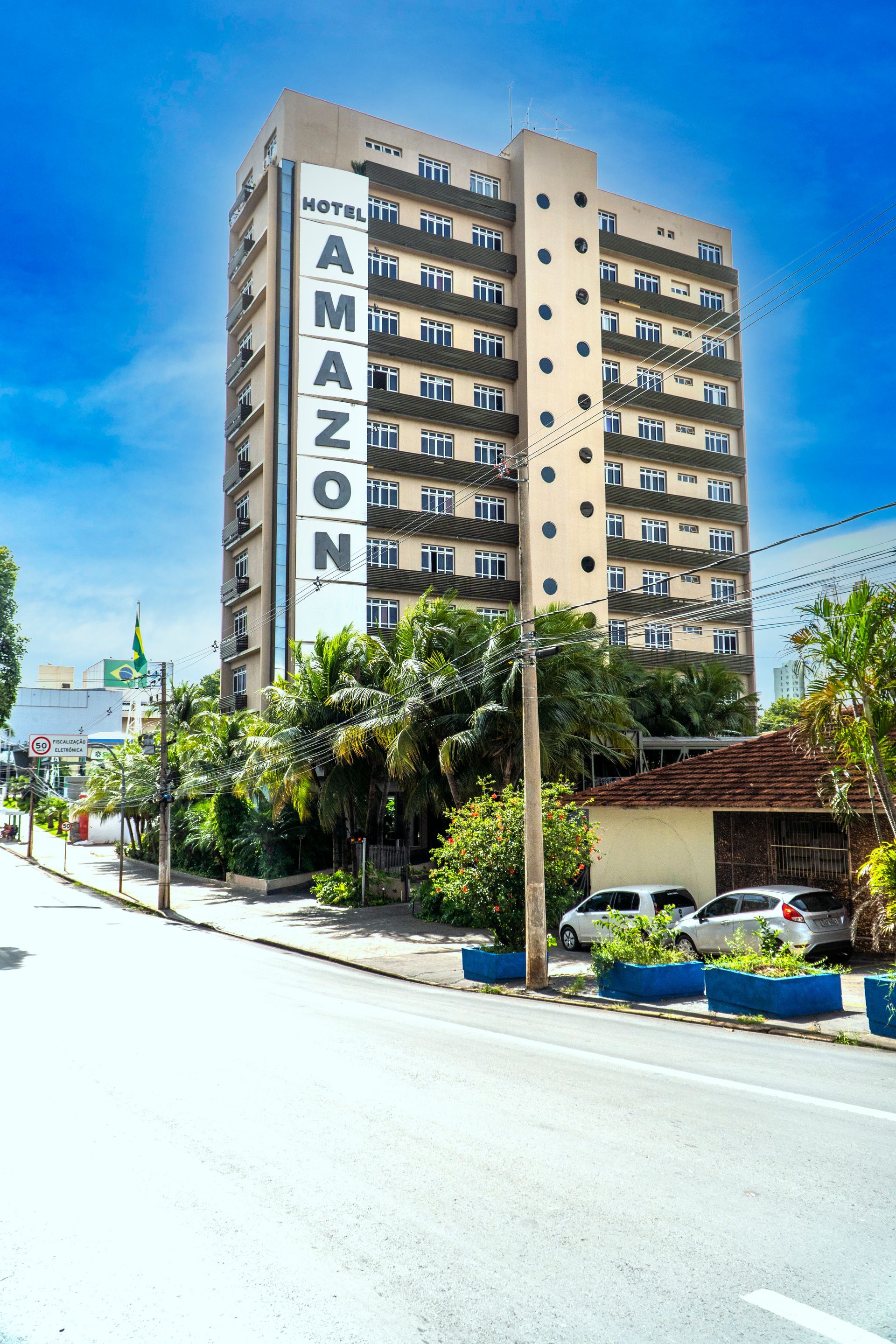 Prédio alto com a placa