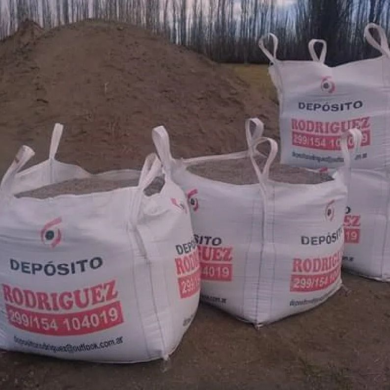 Bolsas blancas de almacenamiento con la etiqueta “DEPÓSITO RODRÍGUEZ”