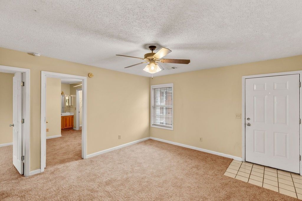 unfurnished living room