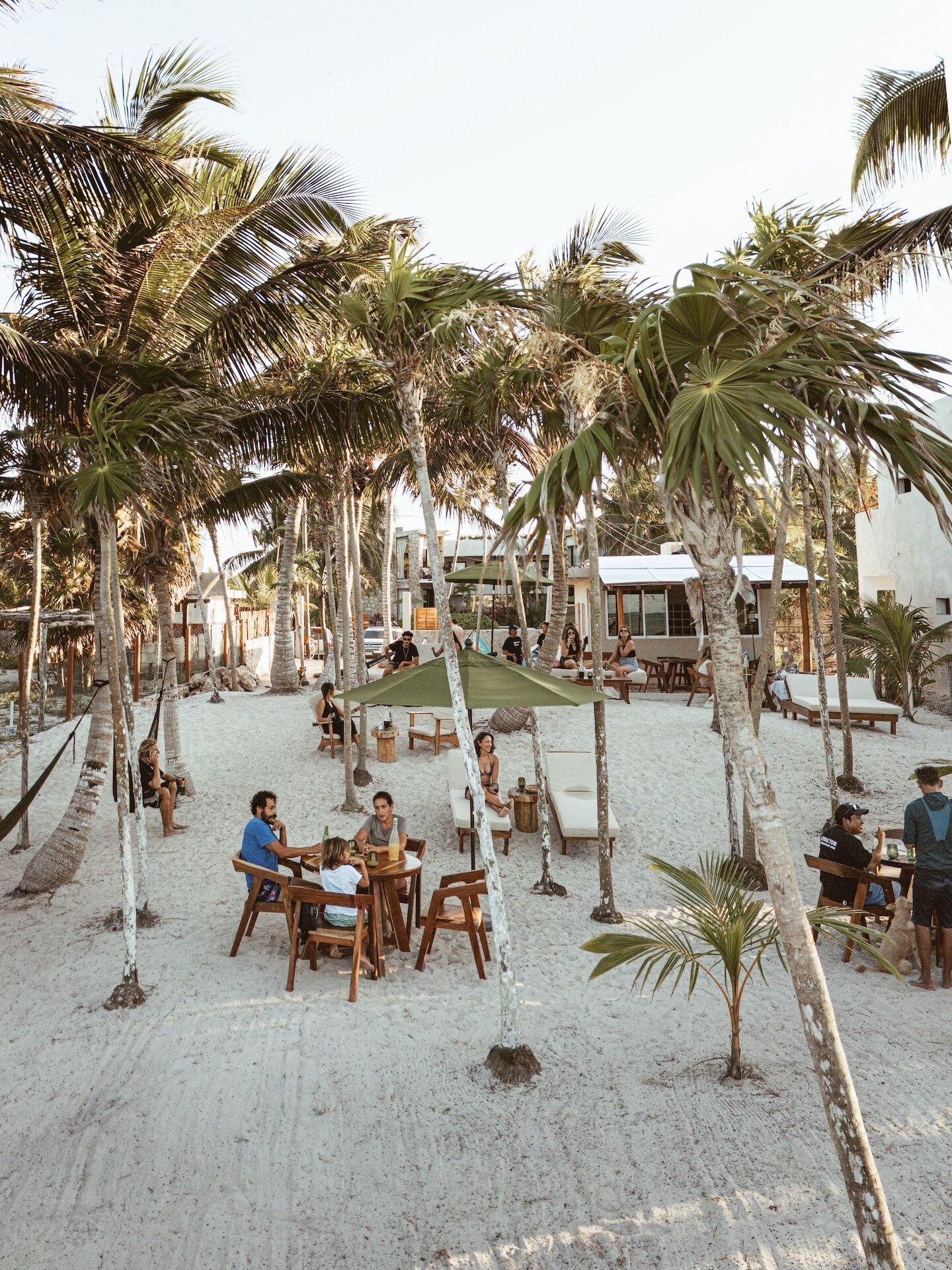 Restaurante y Club de Playa en El Cuyo Yucatan