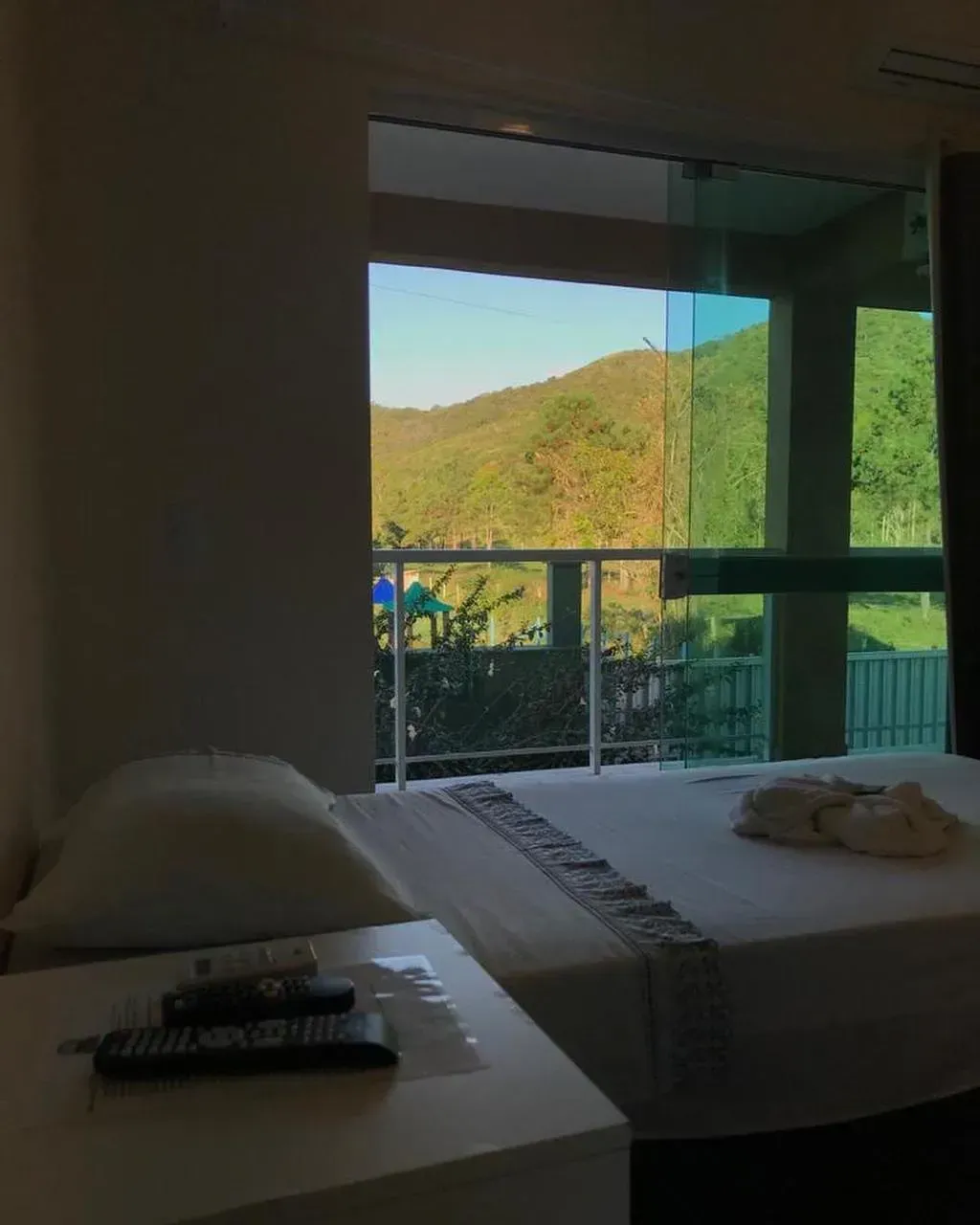 Um quarto de hotel com duas camas e vista para as montanhas-Pousada-Nascer do Sol