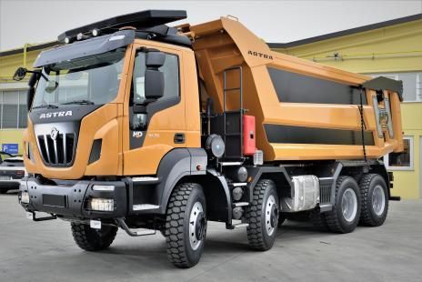 Un camion con cassone ribaltabile Astra giallo