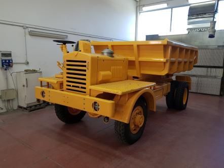 Autocarro con cassone ribaltabile giallo