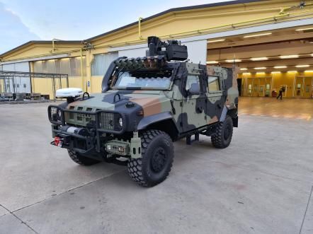 Veicolo militare mimetizzato parcheggiato