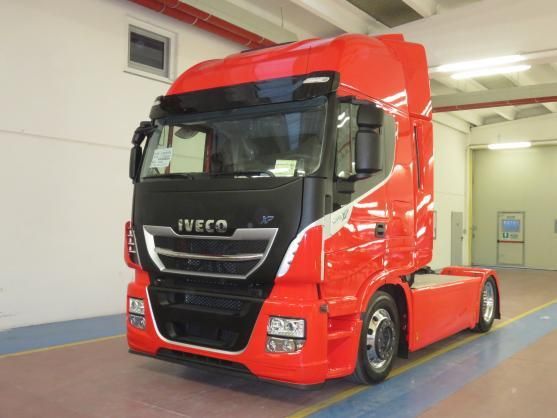 Cabina di un camion Iveco rossa e nera