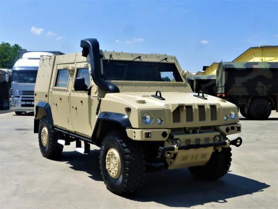 Veicolo militare blindato color marrone chiaro con snorkel e pneumatici neri