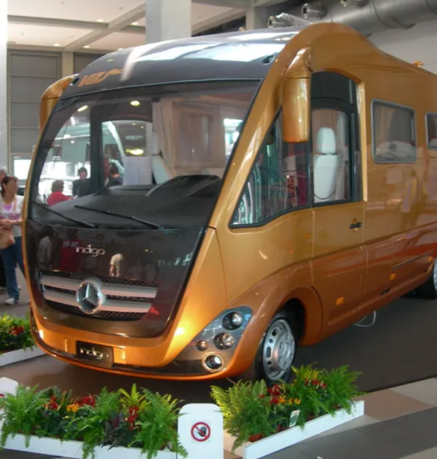 Mercedes RV color oro e nero dal design moderno