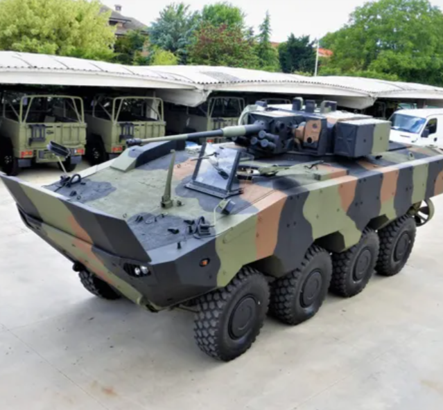 Un veicolo militare blindato a otto ruote con vernice mimetica.