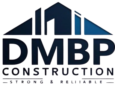 Logo per DMBP Construction. Contorno di una casa blu e bianca con la scritta