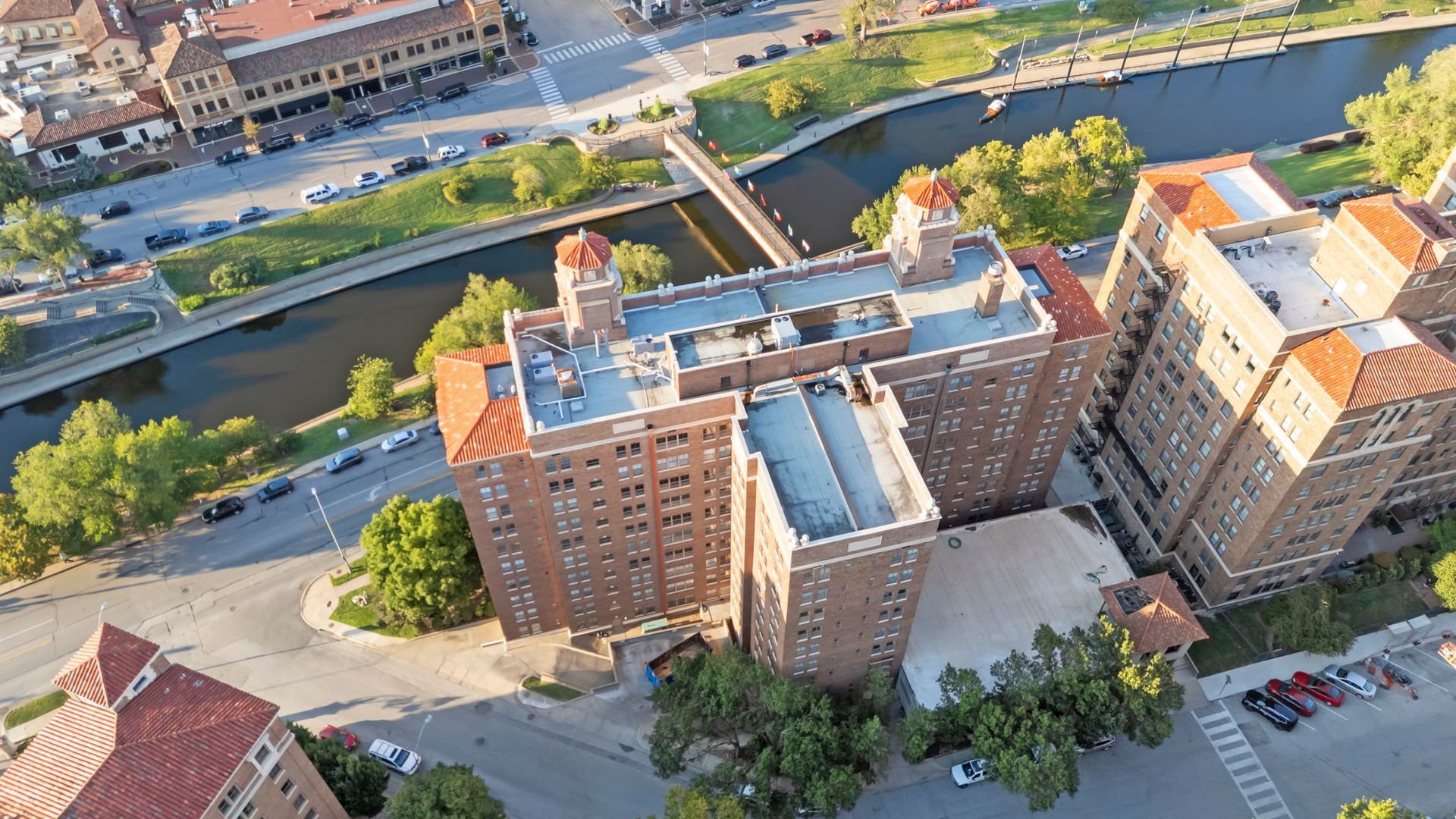Exterior view of The Majestic on the Plaza apartments in Kansas City