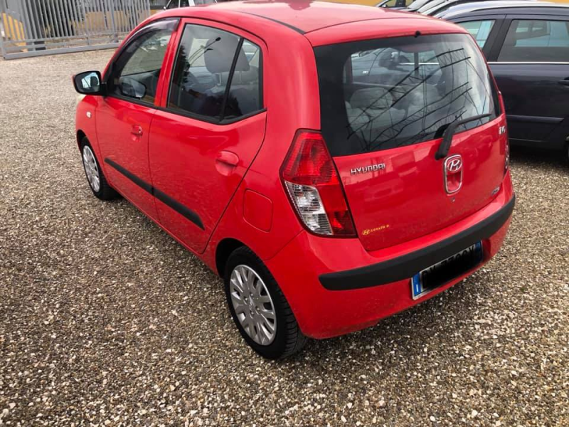 un'audi a3 nera è parcheggiata davanti a un muro di mattoni.