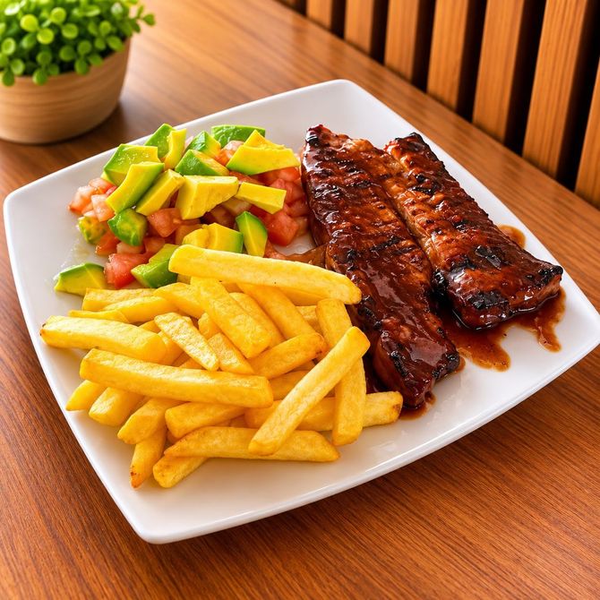Salchichas a la parrilla, pollo, costillas, maíz, judías verdes, ensalada de col y puré de patatas en una fuente de madera.
