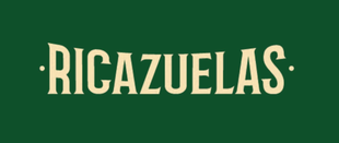 Texto “RICAZUELAS” de color crema sobre un fondo verde oscuro