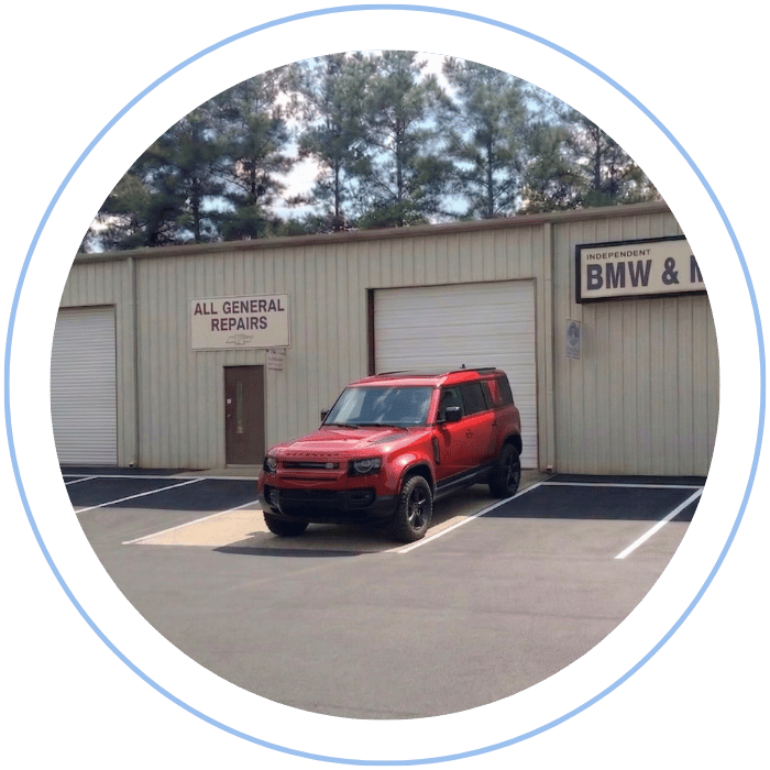 Land Rover SUV parked outside Tommy Mathewes Auto Repair