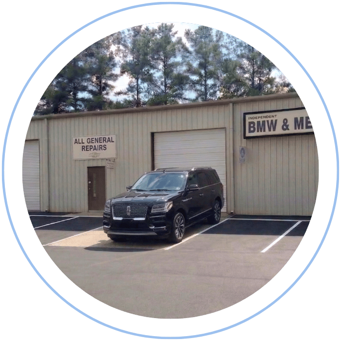 Lincoln SUV parked outside Tommy Mathewes Auto Repair