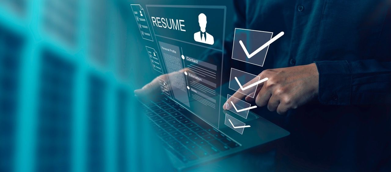 un homme sur un ordinateur vérifie un CV numérique pour l'embauche