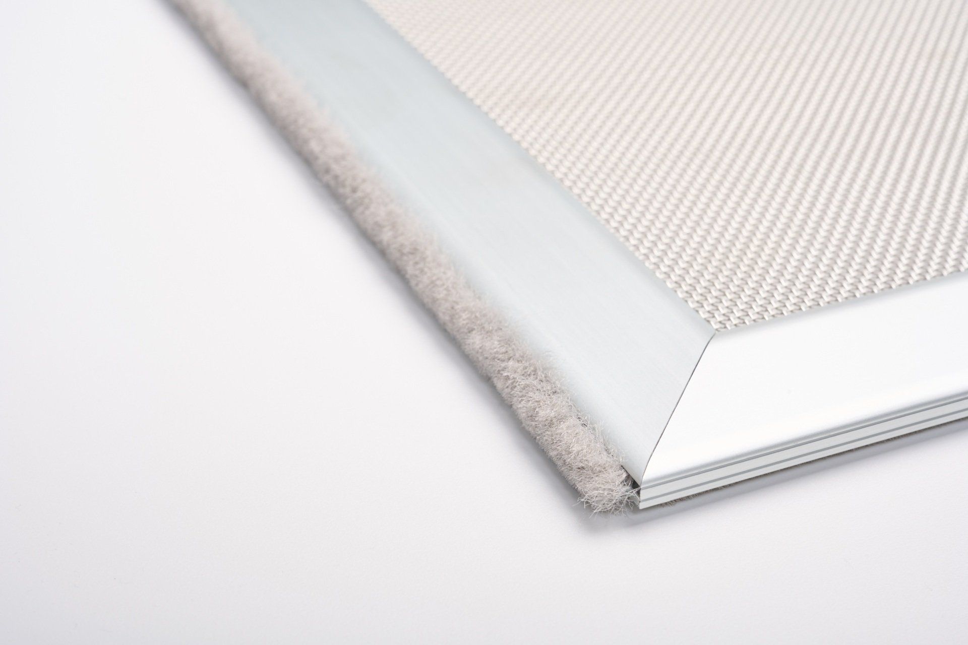 Un gros plan d'un tapis avec un cadre blanc sur une surface blanche.