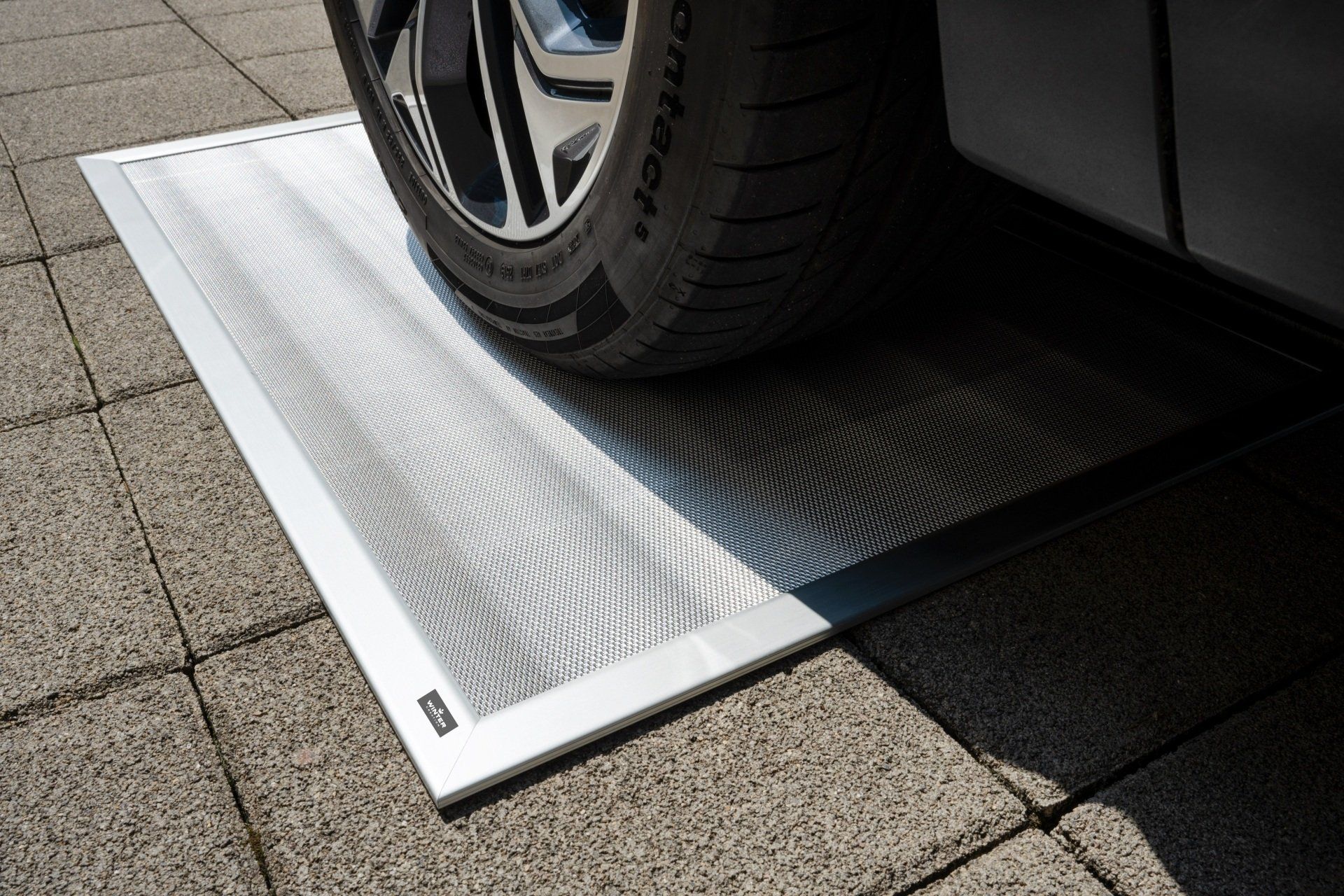 Un gros plan d'un pneu sur un tapis au sol