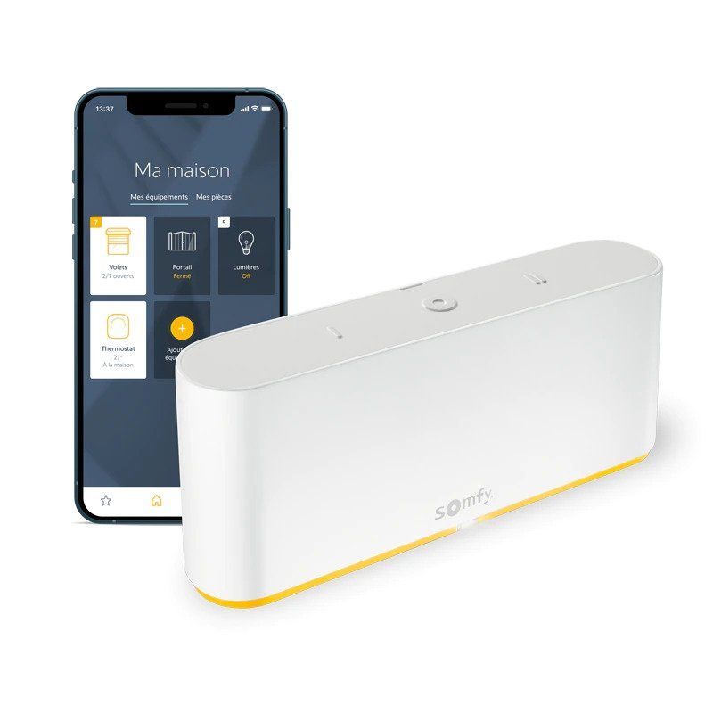 Un appareil intelligent est assis à côté d'un téléphone intelligent.