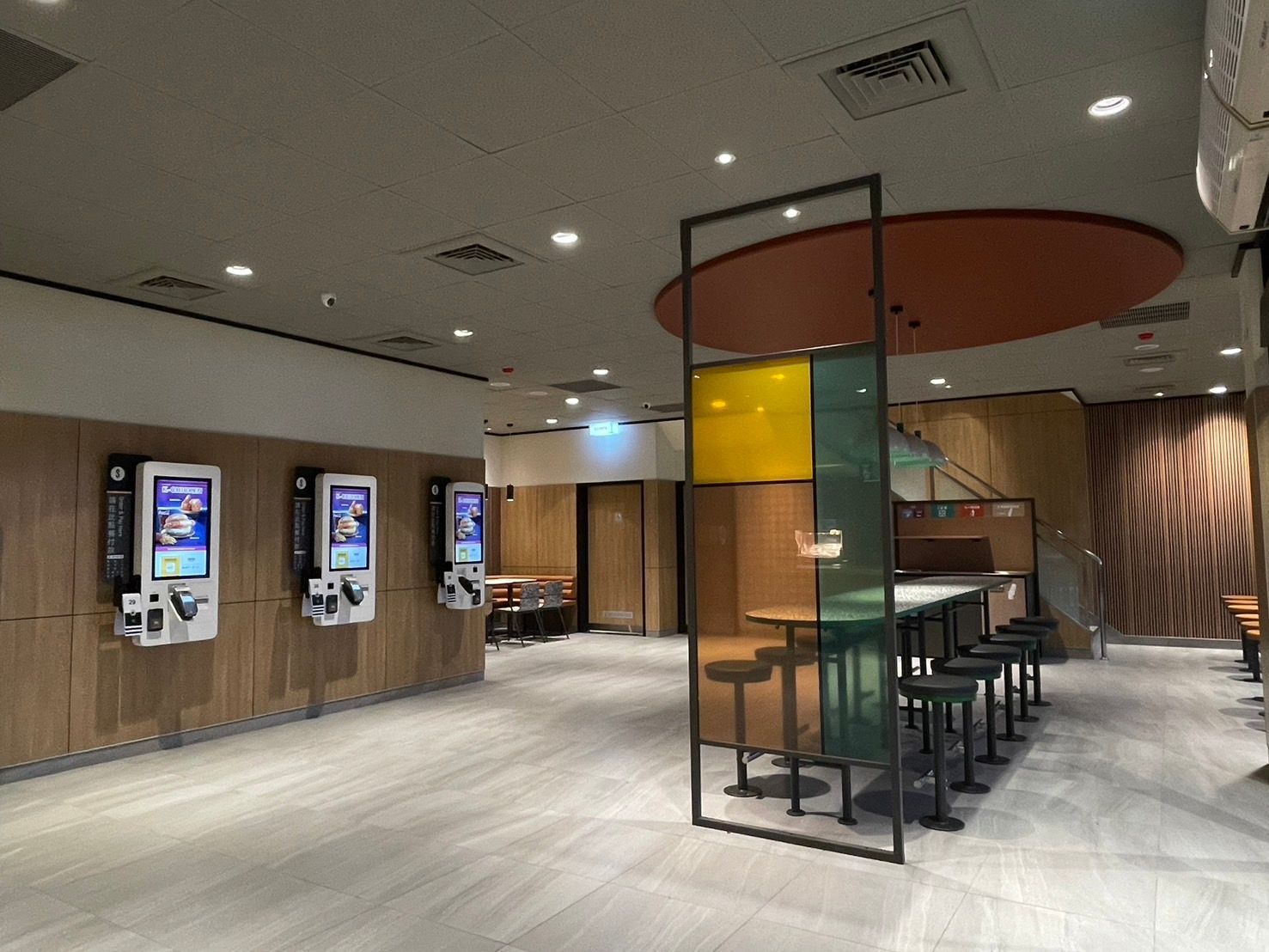 餐廳裡有一個大房間，裡面有桌子和攤位。