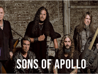 La banda Sons of Apollo posa para una foto.