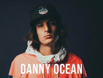 Un hombre que lleva un sombrero con el nombre Danny Ocean.