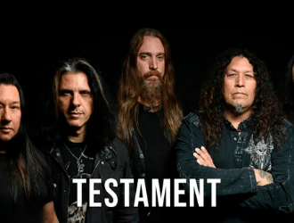 Un grupo de hombres de pie uno al lado del otro con la palabra testamento en la parte inferior.