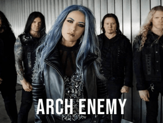 La banda Arch Enemy está posando para una foto.