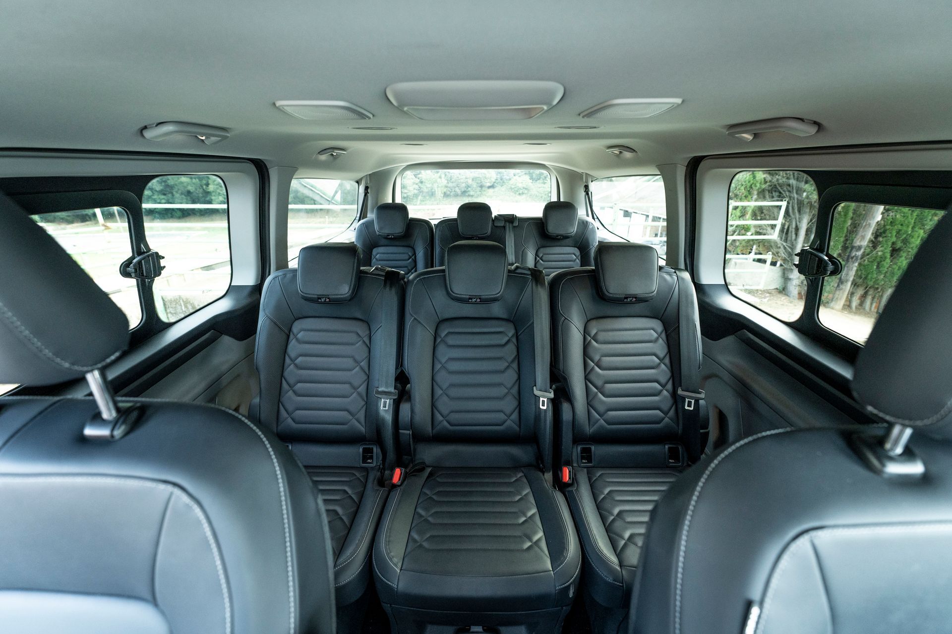 Vista interior de nuestra Ford Tourneo Custom 8 plazas, Ventanas tintadas. Maximo confort.