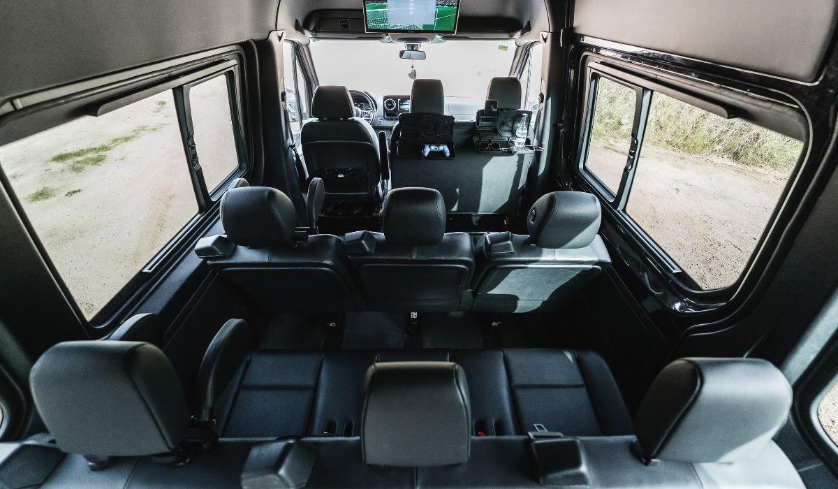 Vista interior de nuestros vehículos con asientos de piel premium. Grandes ventanas tintadas, y playstation4 