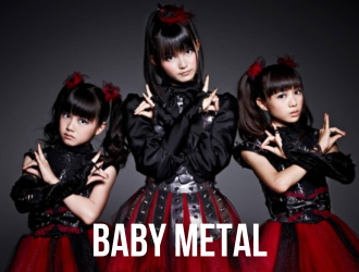 Tres chicas están paradas una al lado de la otra con la palabra baby metal en la parte inferior