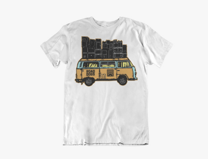 Una camiseta blanca con una furgoneta amarilla con edificios en el techo.