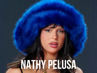 Una mujer que lleva un sombrero de piel azul se llama Nathy Pelusa.
