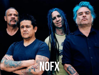 La banda nofx está posando para una foto con los brazos cruzados.