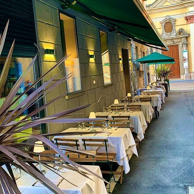 tavoli del locale esterno