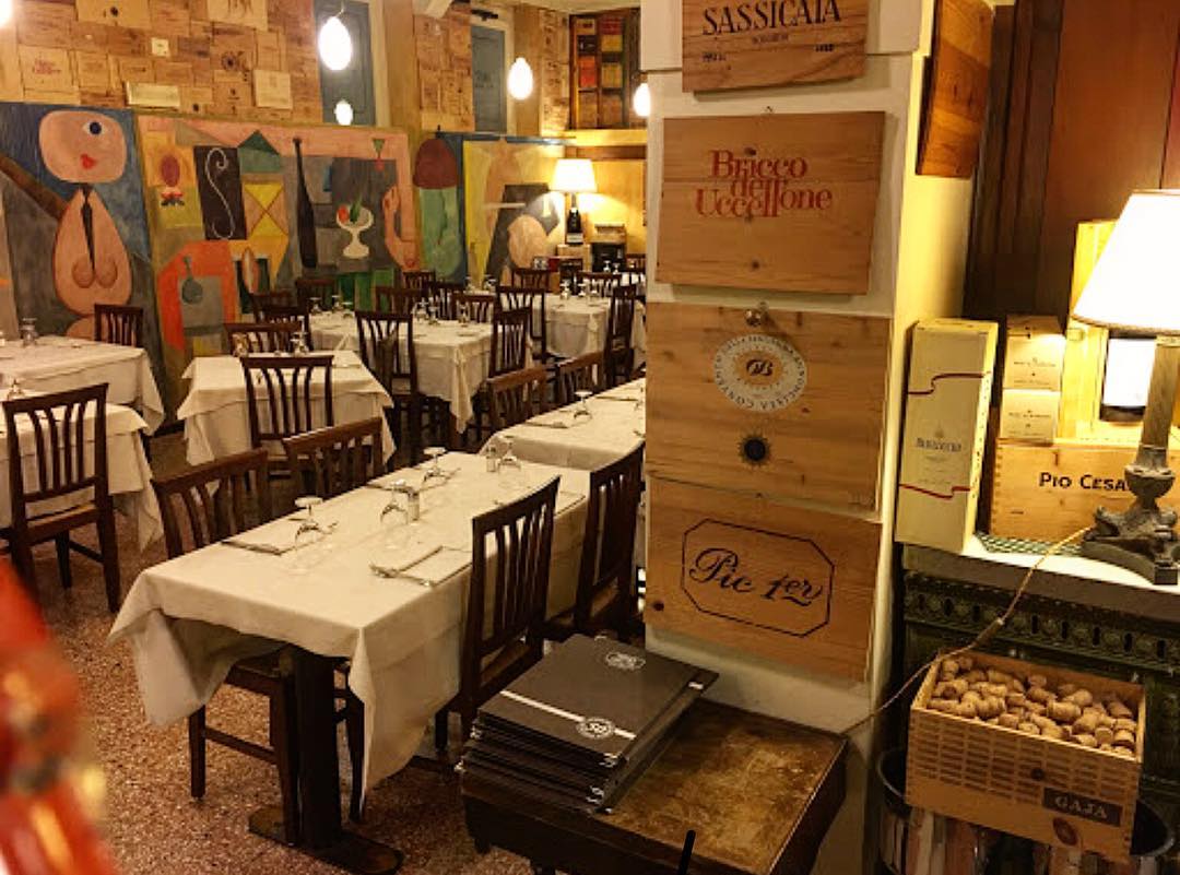 tavoli del locale interno 2