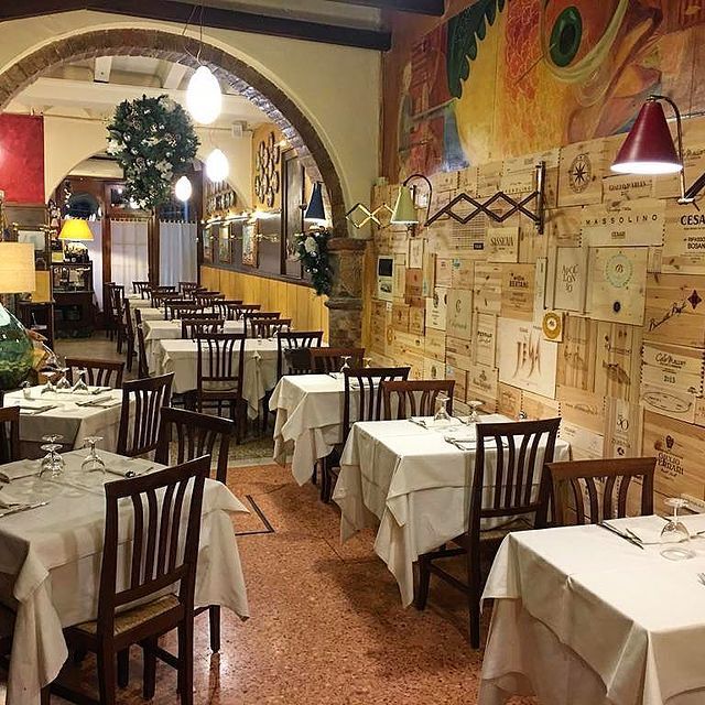 tavoli del locale interno