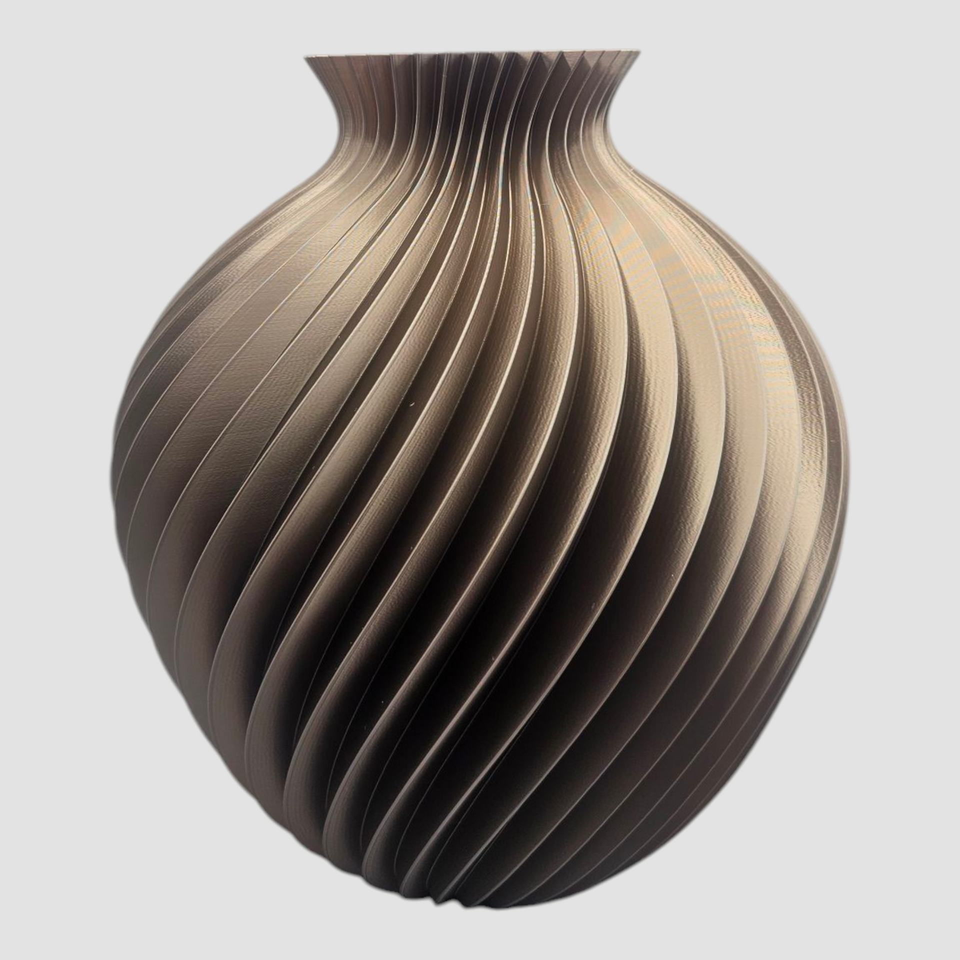 Een metallic, bronskleurige vaas met een bolvorm en een spiraalvormige, geplooide textuur.