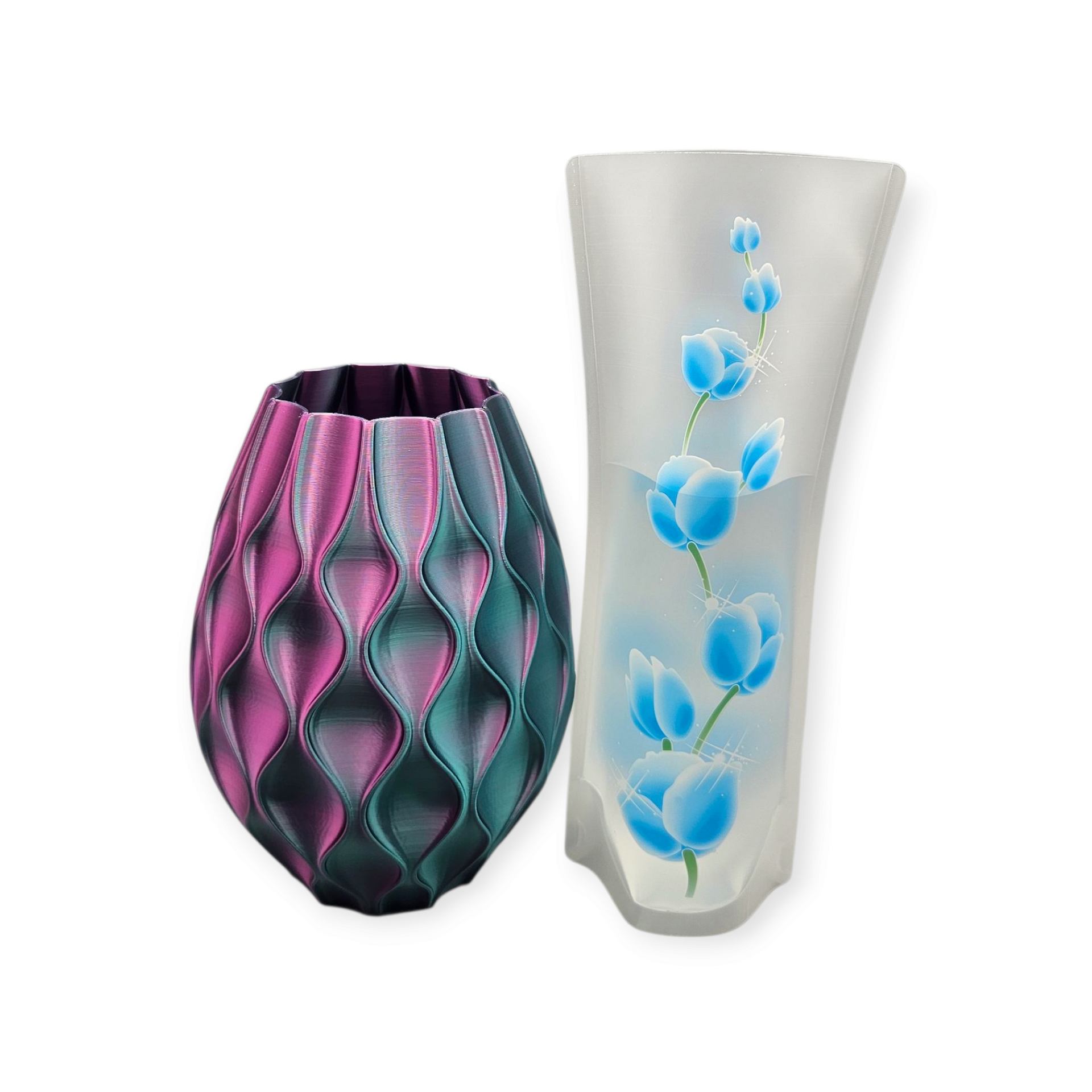 Een doorschijnende, opvouwbare plastic vaas van 11 cm bij 27 cm, versierd met een verticaal patroon van roze tulpachtige bloemen.