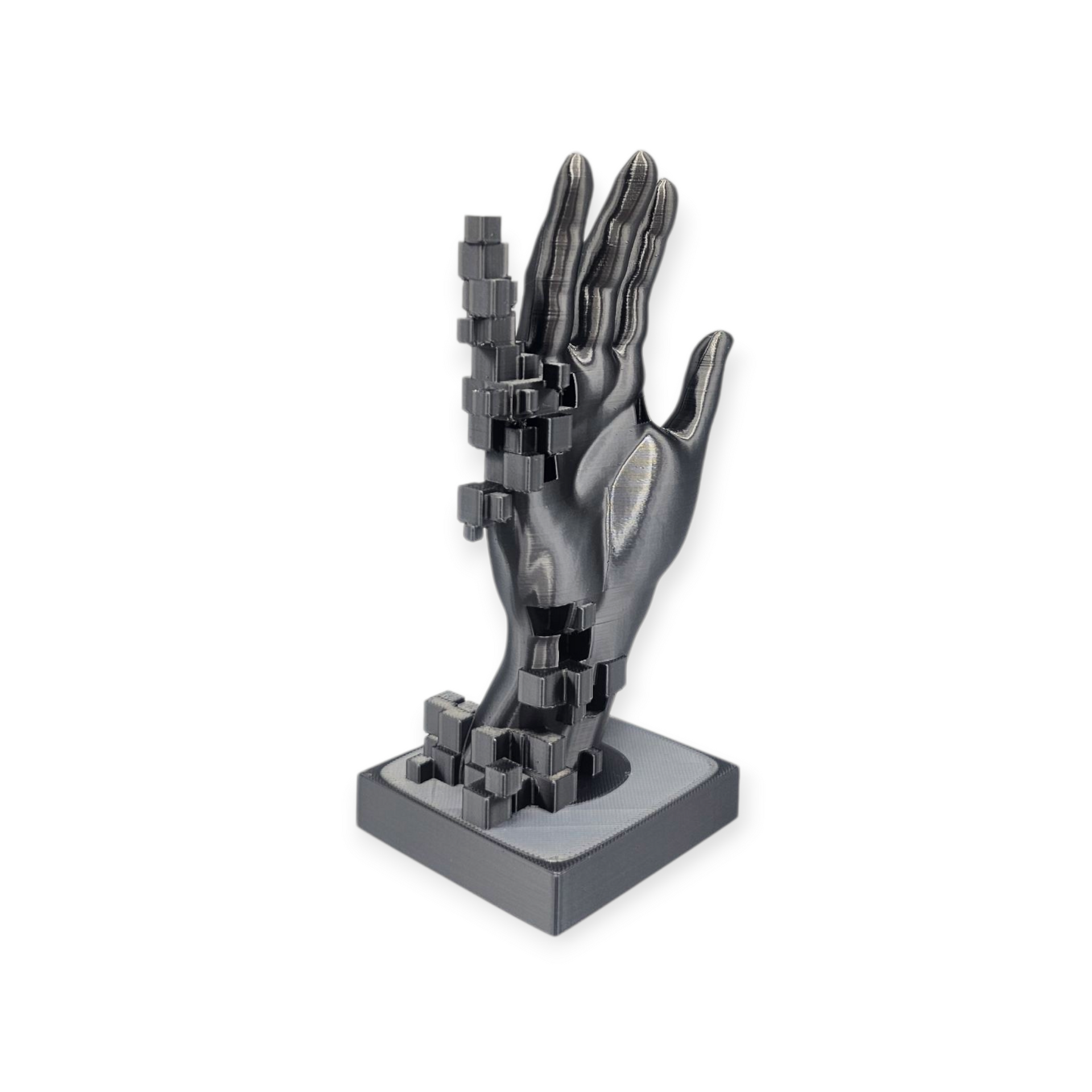 Een metallickleurige, 3D-geprinte handsculptuur waarvan de linkerkant lijkt op te lossen in een verzameling zwevende kubussen.