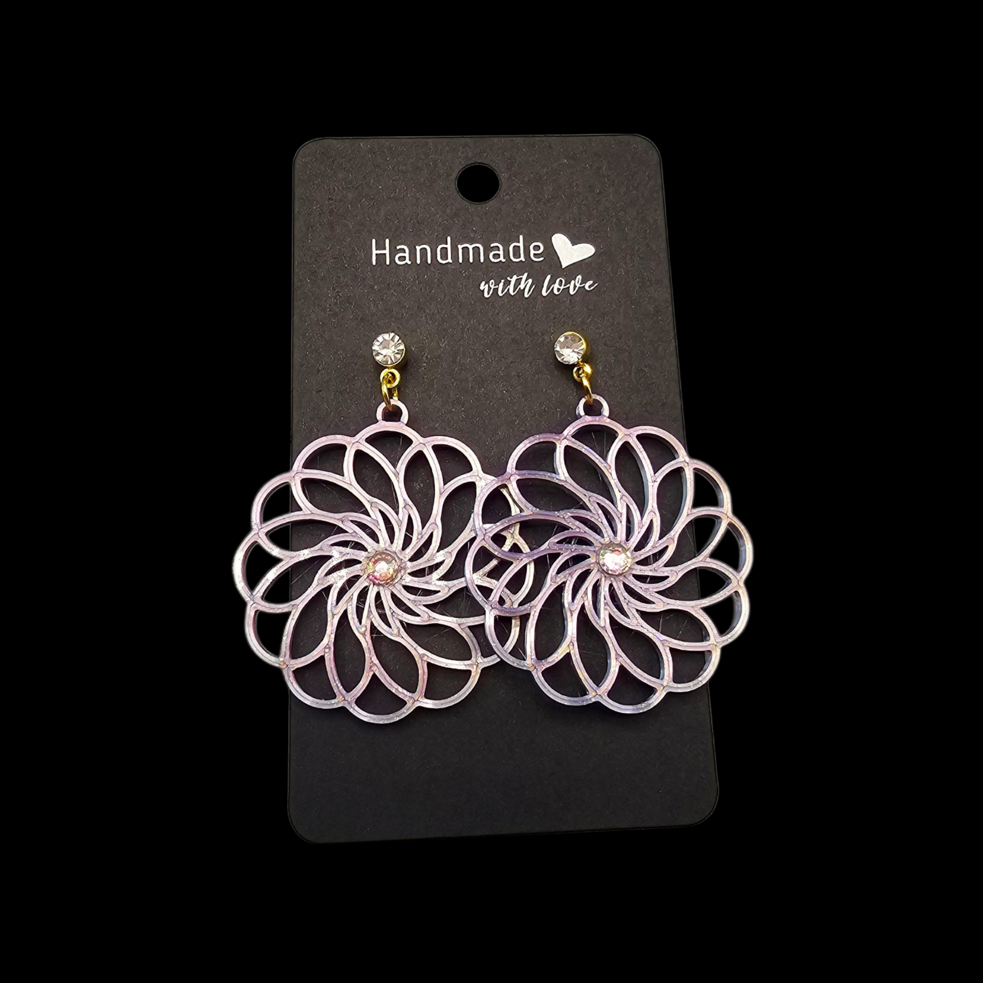 Een paar iriserende, ronde oorbellen in mandala-stijl met strass-steentjes in het midden, gepresenteerd op een handgemaakte productkaart.