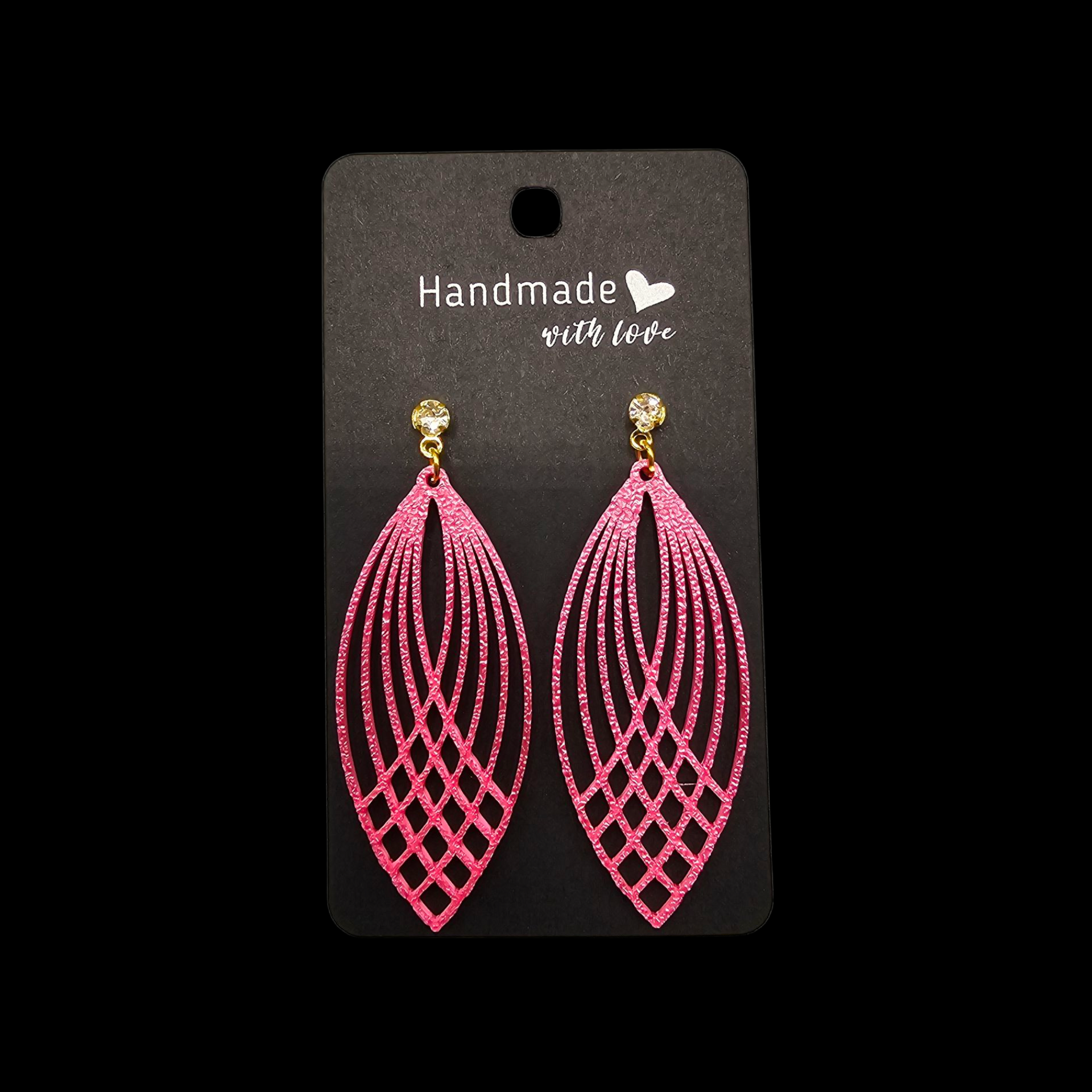 Een paar roze, glinsterende, druppelvormige filigraan oorbellen op een zwart kaartje met de tekst "Handgemaakt met liefde".