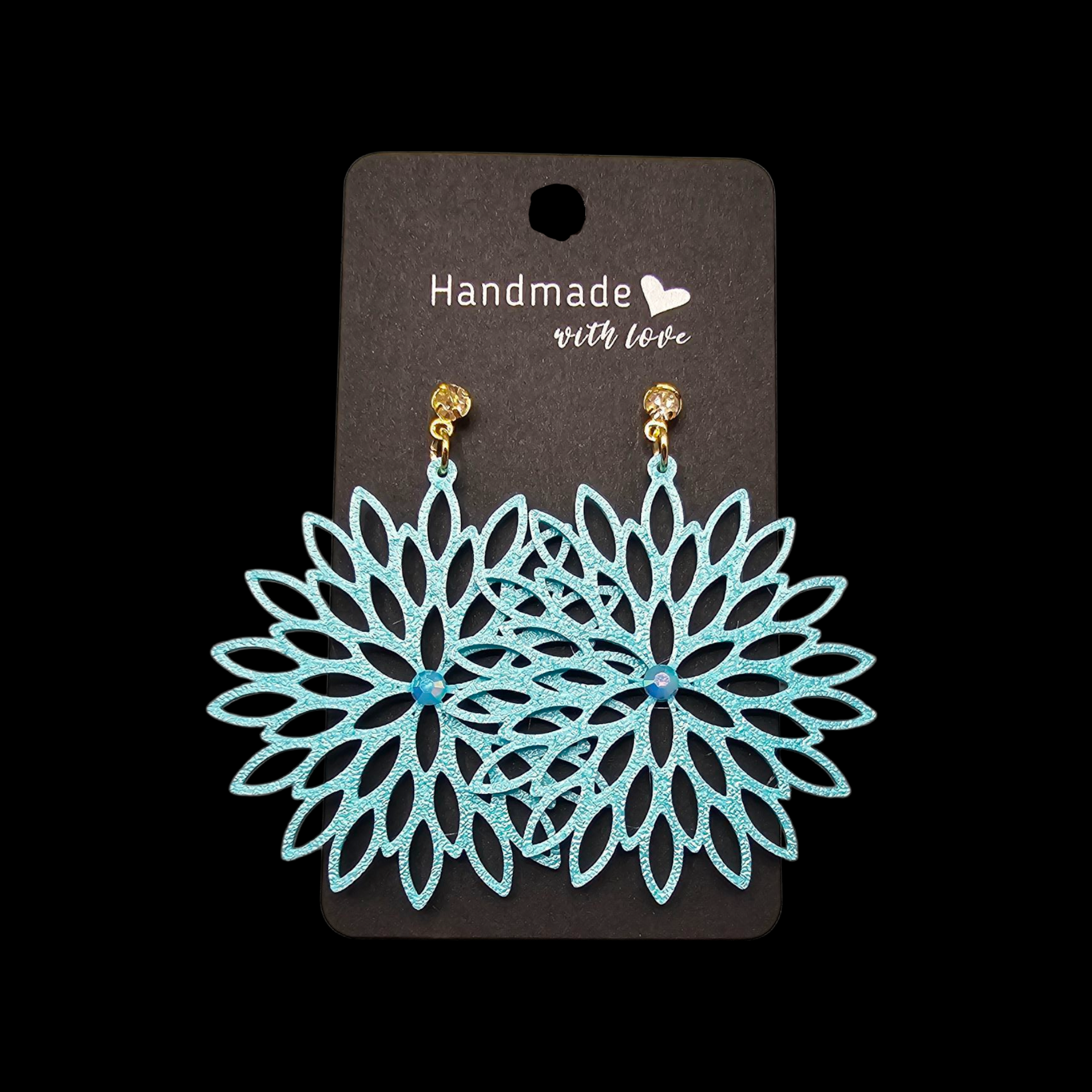 Een paar lichtblauwe, glinsterende oorbellen met bloemenmotief, gepresenteerd op een rechthoekig zwart kaartje met de tekst "Handgemaakt met liefde".
